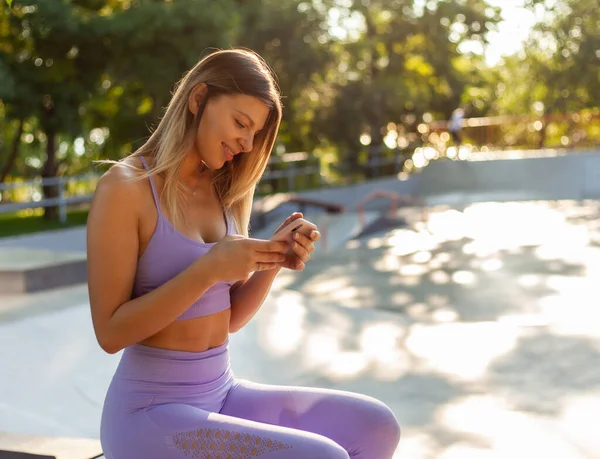 Jonge Sportvrouw Sportkleding Gebruikt Een Smartphone Buiten Gezond Levensstijl Concept — Stockfoto