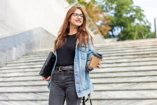 Junge Fröhliche Studentin Jeansjacke Und Brille Geht Mit Laptop Und — Stockfoto