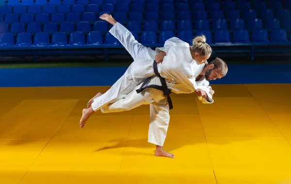 Artes Marciais Poupar Portners Esporte Homem Mulher Kimono Branco Trem — Fotografia de Stock