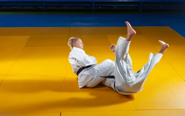 Artes Marciais Poupar Portners Esporte Homem Mulher Kimono Branco Trem — Fotografia de Stock