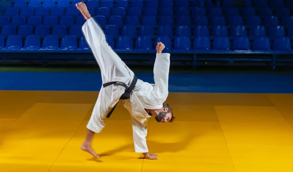 Homem Esporte Kimono Branco Pratica Capoeira Sala Esportes — Fotografia de Stock