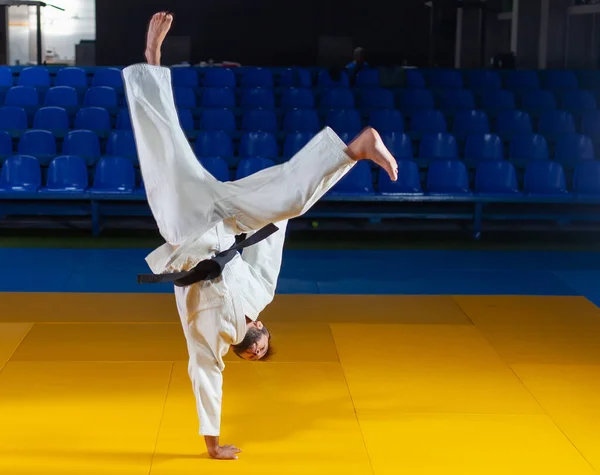 Homem Esporte Kimono Branco Pratica Capoeira Sala Esportes — Fotografia de Stock