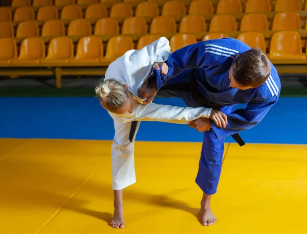 Artes Marciais Poupar Portners Esporte Homem Mulher Branco Azul Kimono — Fotografia de Stock