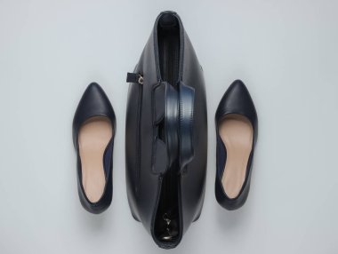 Deri yüksek topuklu ayakkabılar, beyaz kağıt arka planda çanta. Stüdyo moda çekimi. Üst görünüm