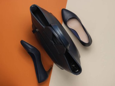 Deri yüksek topuklu ayakkabılar, renkli kâğıt kaplamalı çanta. Stüdyo moda çekimi. Üst görünüm