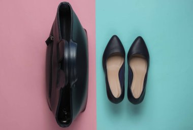 Deri yüksek topuklu ayakkabılar, mavi pastel arka planda çanta. Stüdyo moda çekimi. Üst görünüm