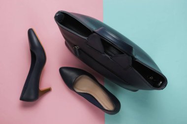 Deri yüksek topuklu ayakkabılar, mavi pastel arka planda çanta. Stüdyo moda çekimi. Üst görünüm