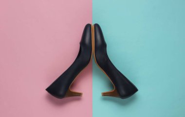 Pembe pastel arka planda yüksek topuklu deri ayakkabılar. Stüdyo moda çekimi. Üst görünüm