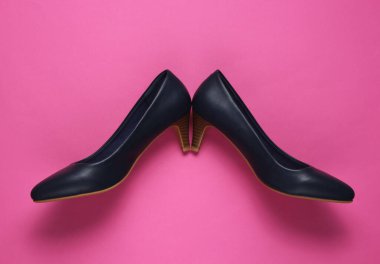 Pembe arka planda yüksek topuklu deri ayakkabılar. Stüdyo moda çekimi. Üst görünüm