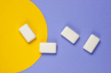 Geometrik şekilli renkli bir arka planda sabun parçaları. Üst Manzara. Moda konsepti