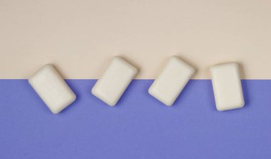 Renkli bir arka planda sabun parçaları. Üst Manzara. Minimalist moda natürmort