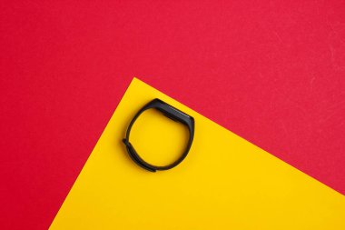 Sarı arka planda akıllı bilezik. Üst görünüm