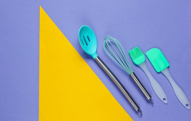 Mor arka planda geometrik şekilli mutfak aletleri. Minimalist mutfak hala hayat dolu. Üst görünüm