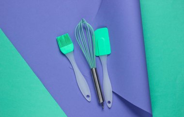 Kağıt kaplama arka planda mutfak aletleri. Minimalist yemek pişirme, hayat devam ediyor. Pastel renk eğilimi