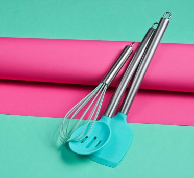 Kağıt kaplama arka planda mutfak aletleri. Minimalist yemek pişirme, hayat devam ediyor. Pastel renk eğilimi