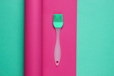 Kağıt kaplamalı mutfak fırçası. Minimalist yemek pişirme, hayat devam ediyor. Pastel renk eğilimi