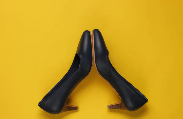Zapatos Tacón Alto Cuero Sobre Fondo Amarillo Estudio Tiro Moda — Foto de Stock
