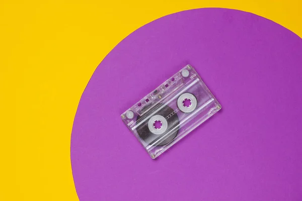带紫色圆圈的黄色背景盒带 工作室时尚镜头 80年代流行文化顶部视图 — 图库照片