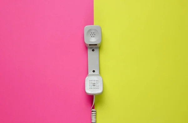Drei Retro Telefonhörer Auf Neonfarbenem Hintergrund Popkultur 80Er Jahre Minimalistische — Stockfoto