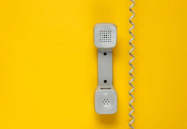 Telefon Słuchawkowy Reto Kablem Żółtym Tle Zadzwoń Centrum Infolinia Widok — Zdjęcie stockowe