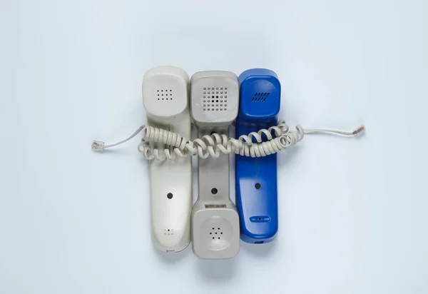 Drie Kantoortelefoonbuizen Gewikkeld Kabel Een Witte Studio Achtergrond Call Center — Stockfoto