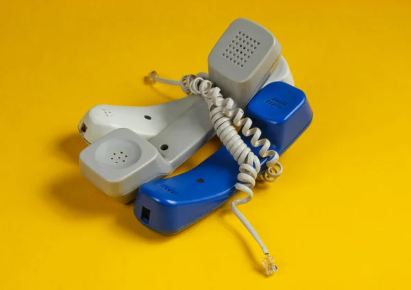 Drei Mit Kabeln Umwickelte Büro Telefonschläuche Auf Blauem Studiohintergrund Call — Stockfoto