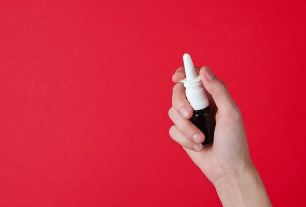 Mano Femenina Sostiene Aerosol Nasal Sobre Fondo Rojo Tratamiento Rinitis — Foto de Stock