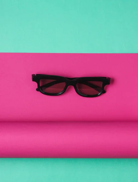 Glasögon Omslaget Papper Bakgrund Pastellfärgstrend Minimalistiskt Stilleben Ovanifrån — Stockfoto