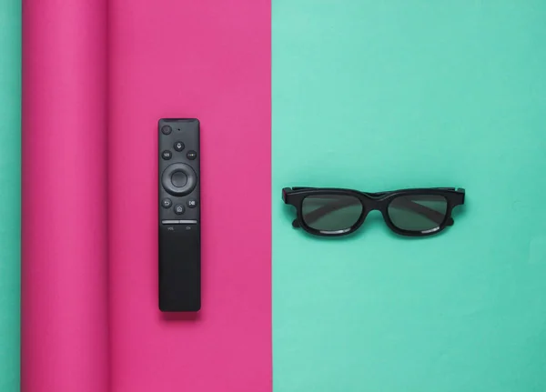 Controlador Remoto Televisión Gafas Sobre Fondo Papel Envuelto Tendencia Color — Foto de Stock