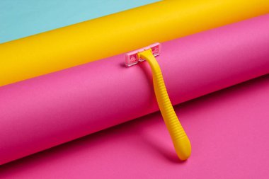 Kağıt kaplamalı plastik jilet. Pastel renk eğilimi, minimalist güzellik ve moda natürmort hayat. Üst görünüm