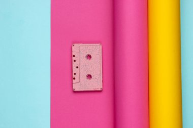 Ambalaj kağıdındaki ses kaseti. Pastel renk eğilimi, minimal retro 80 'lerin natürmortu. Üst görünüm