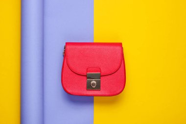 Kağıt kaplamalı kırmızı deri çanta. Pastel renk eğilimi, minimalist güzellik ve moda natürmort hayat. Üst görünüm