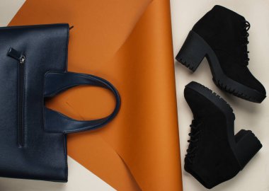 Kahverengi kağıtta deri çanta ve eldivenler. Minimalist moda hala hayattadır. Düz yatıyordu. Üst görünüm