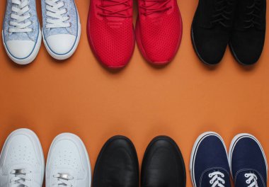 Kahverengi arka planda bir sürü ayakkabı var. Minimalist moda konsepti. Üst Manzara. Boşluğu kopyala