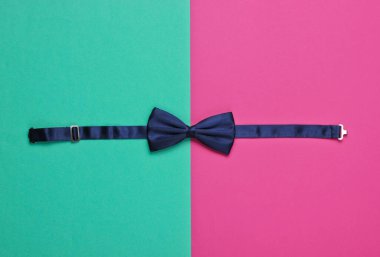 Renkli kağıt arkaplanda papyon. Üst görünüm.