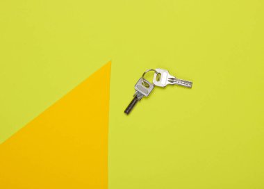 Renkli bir kağıtta metal anahtarlar. Stüdyo moda çekimi.