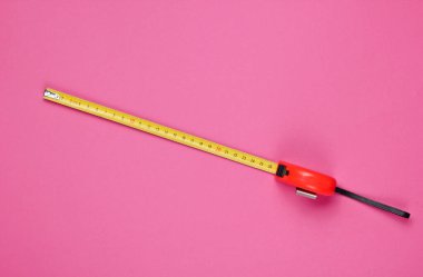 Pembe arka planda endüstri yöneticisi. Kapat.