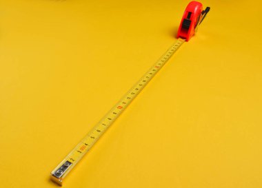 Sarı arka planda endüstri yöneticisi. Kapat.