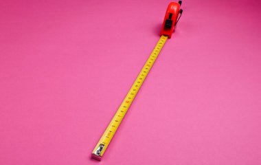 Pembe arka planda endüstri yöneticisi. Kapat.