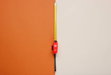 Renkli kağıt arka planda endüstriyel yönetici. Üst Manzara. Minimalizm