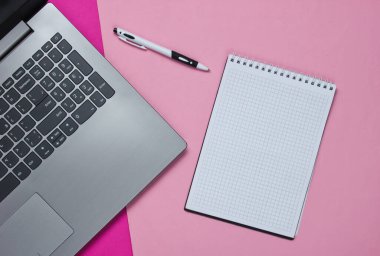 Dizüstü bilgisayar, renkli bir arka planda kalem olan defter. Üst Manzara. Stüdyo çekimi