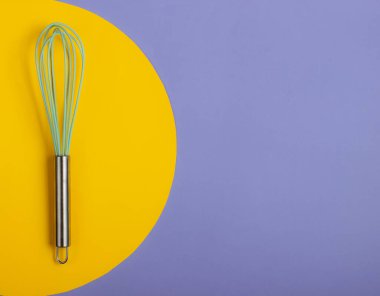 Sarı çemberli mavi arka planda çırpın. Minimalist gıda konsepti.