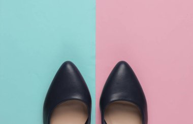 Pastel renkli kağıttan arka planda klasik yüksek topuklu kadın ayakkabıları. Şık ayakkabılar. Minimalist moda natürmort.