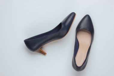 Beyaz kağıt arka planda klasik yüksek topuklu kadın ayakkabıları. Şık ayakkabılar. Minimalist moda natürmort.