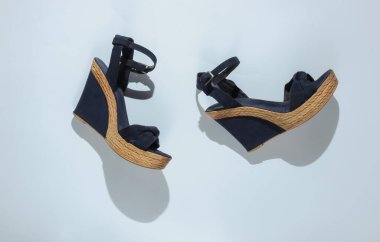 Beyaz arka plandaki platformda şık kadın sandaletleri. Yaz ayakkabıları. Stüdyo çekimi. Minimalist moda hala hayattadır. Üst görünüm