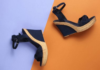 Renkli arka planda platformu olan şık kadın sandaletleri. Yaz ayakkabıları. Stüdyo çekimi. Minimalist moda hala hayattadır. Üst görünüm