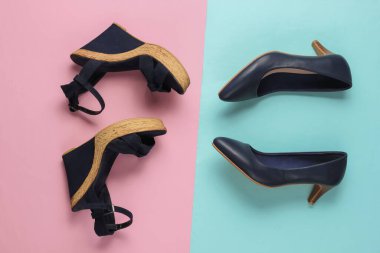 Şık kadın ayakkabıları, yüksek topuklu ayakkabılar ve mavi renkli pastel arka plan. Stüdyo çekimi. Minimalist moda hala hayattadır. Üst görünüm