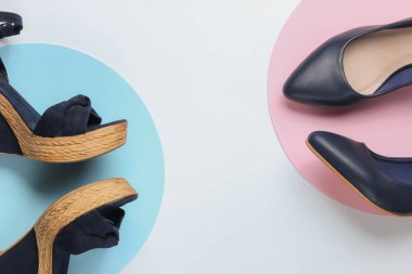 Şık kadın ayakkabıları, yüksek topuklu ayakkabılar, beyaz arka planda daireler. Stüdyo çekimi. Minimalist moda hala hayattadır. Üst görünüm