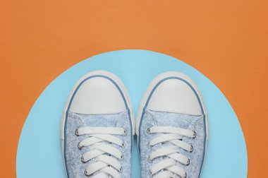 Kahverengi arka planda, mavi daireli şık hippi ayakkabıları. Üst görünüm