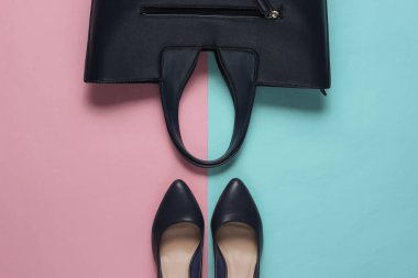 Klasik yüksek topuklu ayakkabılar, mavi-pembe pastel arka planda deri çanta. Minimalizm moda kavramı. Üst görünüm